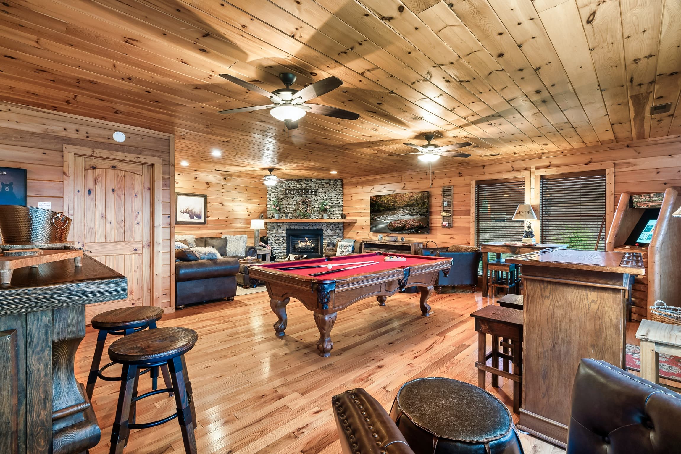 Heaven's Edge luxury cabin at Cobbly Nob Resort, Gatlinburg — photo 8