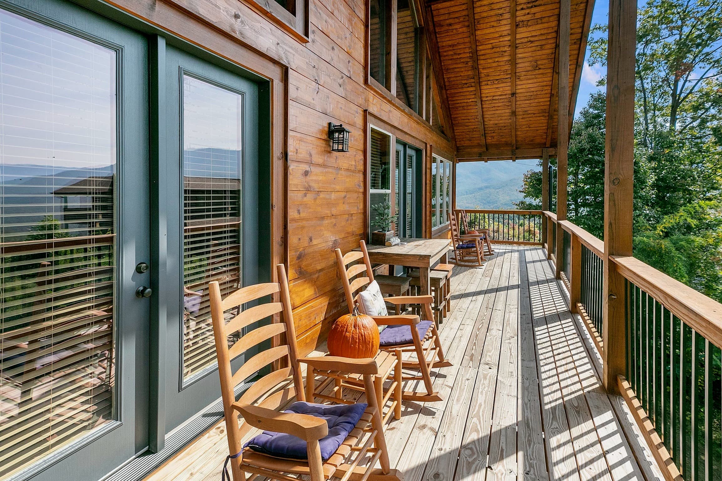 Picadilly Perch luxury cabin at Cobbly Nob Resort, Gatlinburg — photo 7