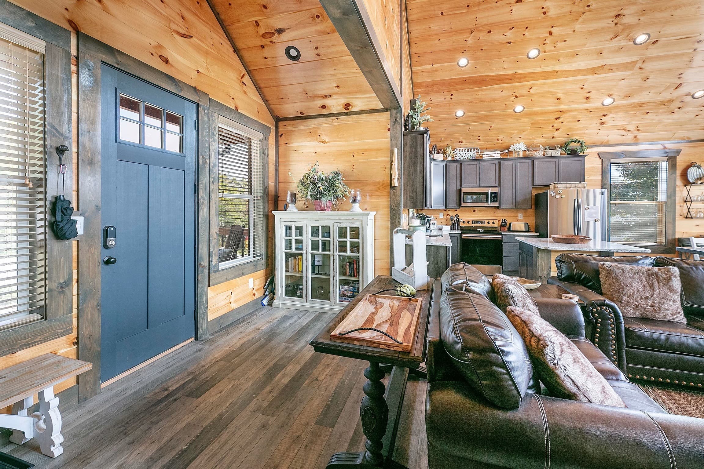 Picadilly Perch luxury cabin at Cobbly Nob Resort, Gatlinburg — photo 9