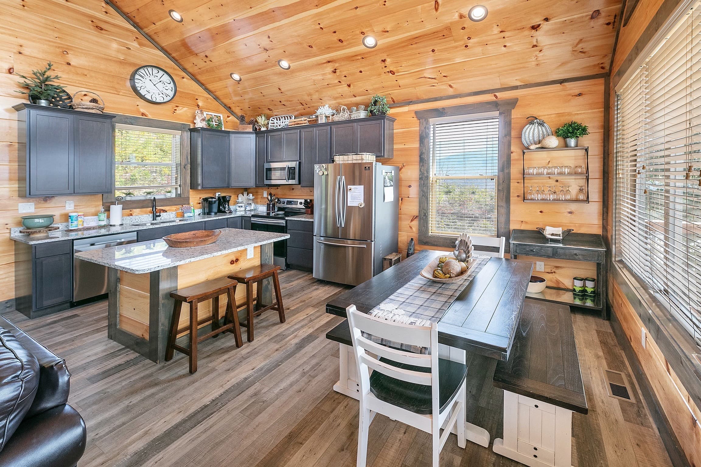 Picadilly Perch luxury cabin at Cobbly Nob Resort, Gatlinburg — photo 10