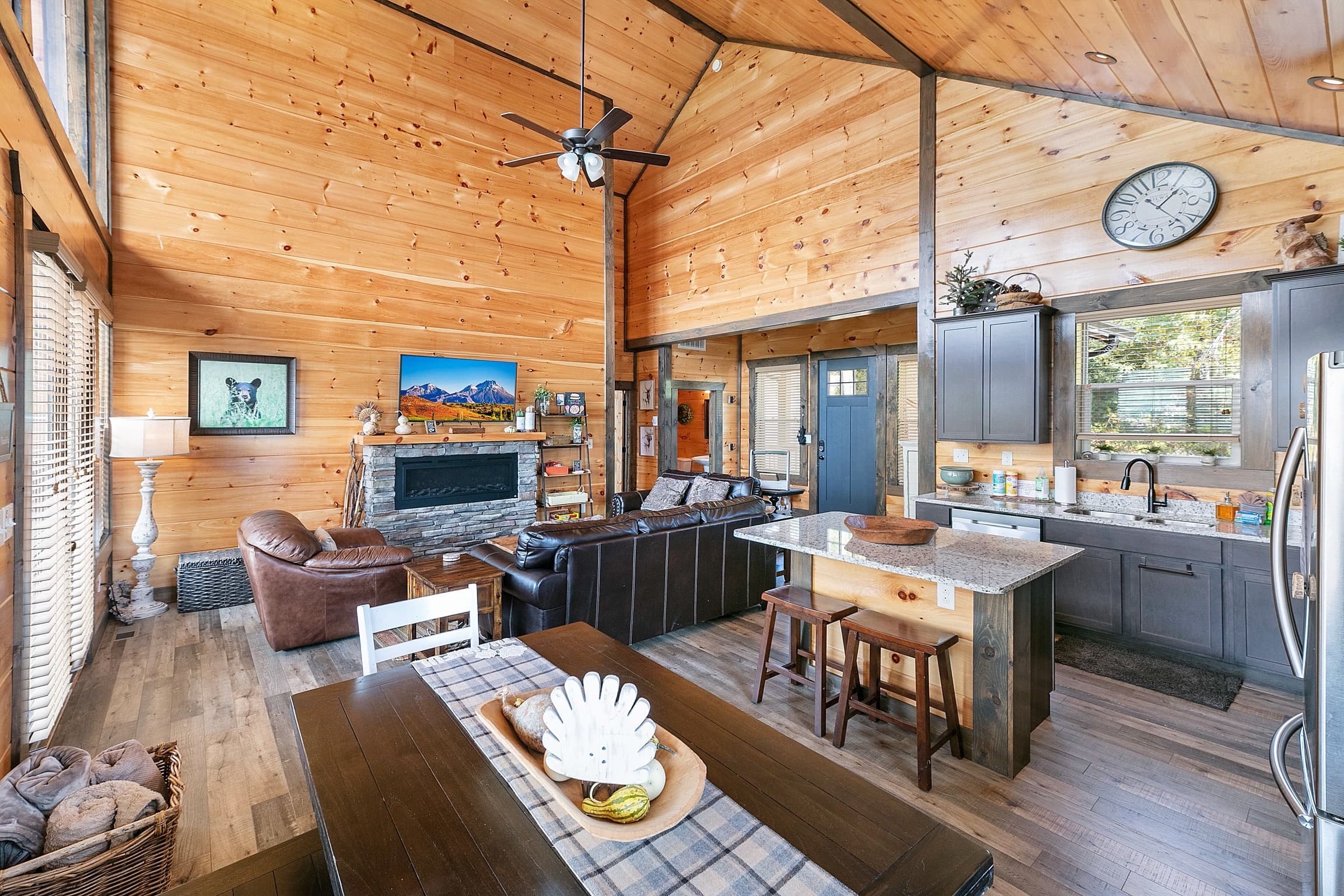 Picadilly Perch luxury cabin at Cobbly Nob Resort, Gatlinburg — photo 11