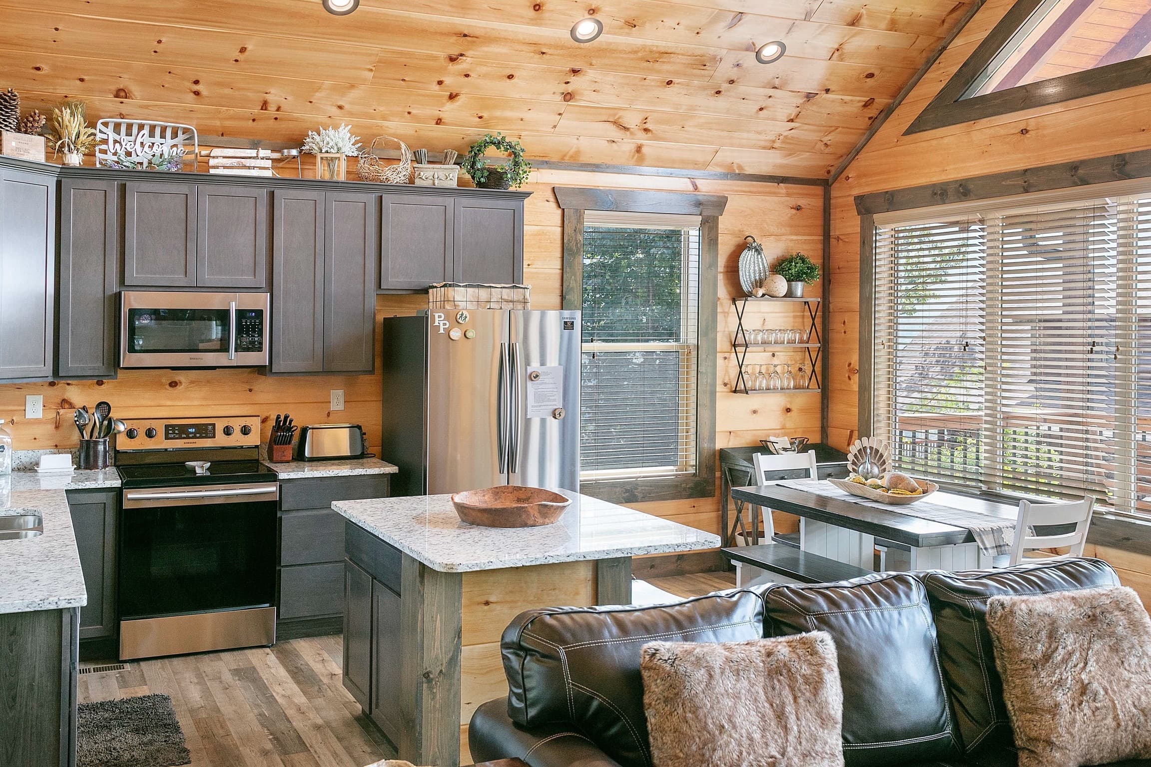 Picadilly Perch luxury cabin at Cobbly Nob Resort, Gatlinburg — photo 12