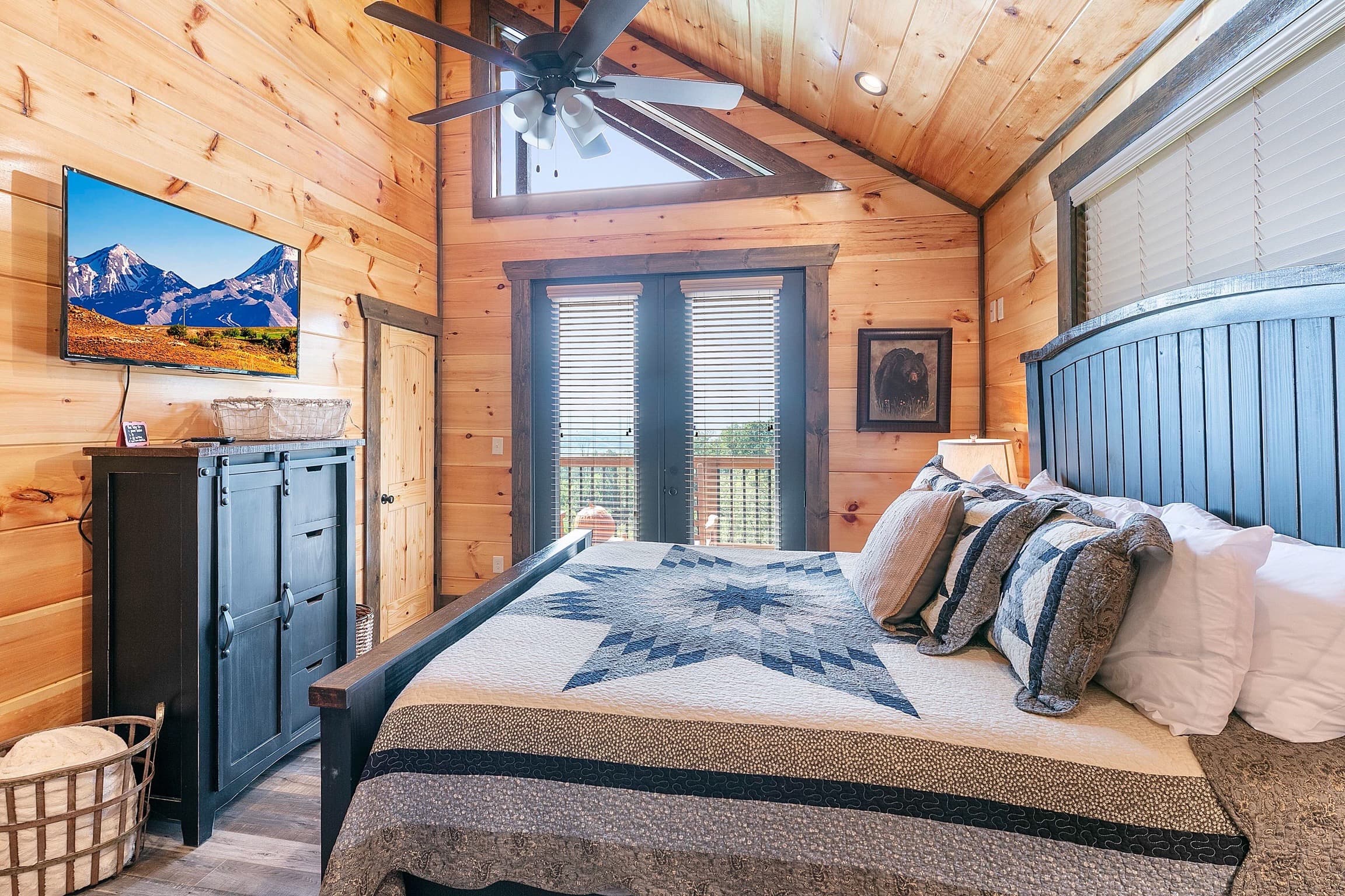 Picadilly Perch luxury cabin at Cobbly Nob Resort, Gatlinburg — photo 14