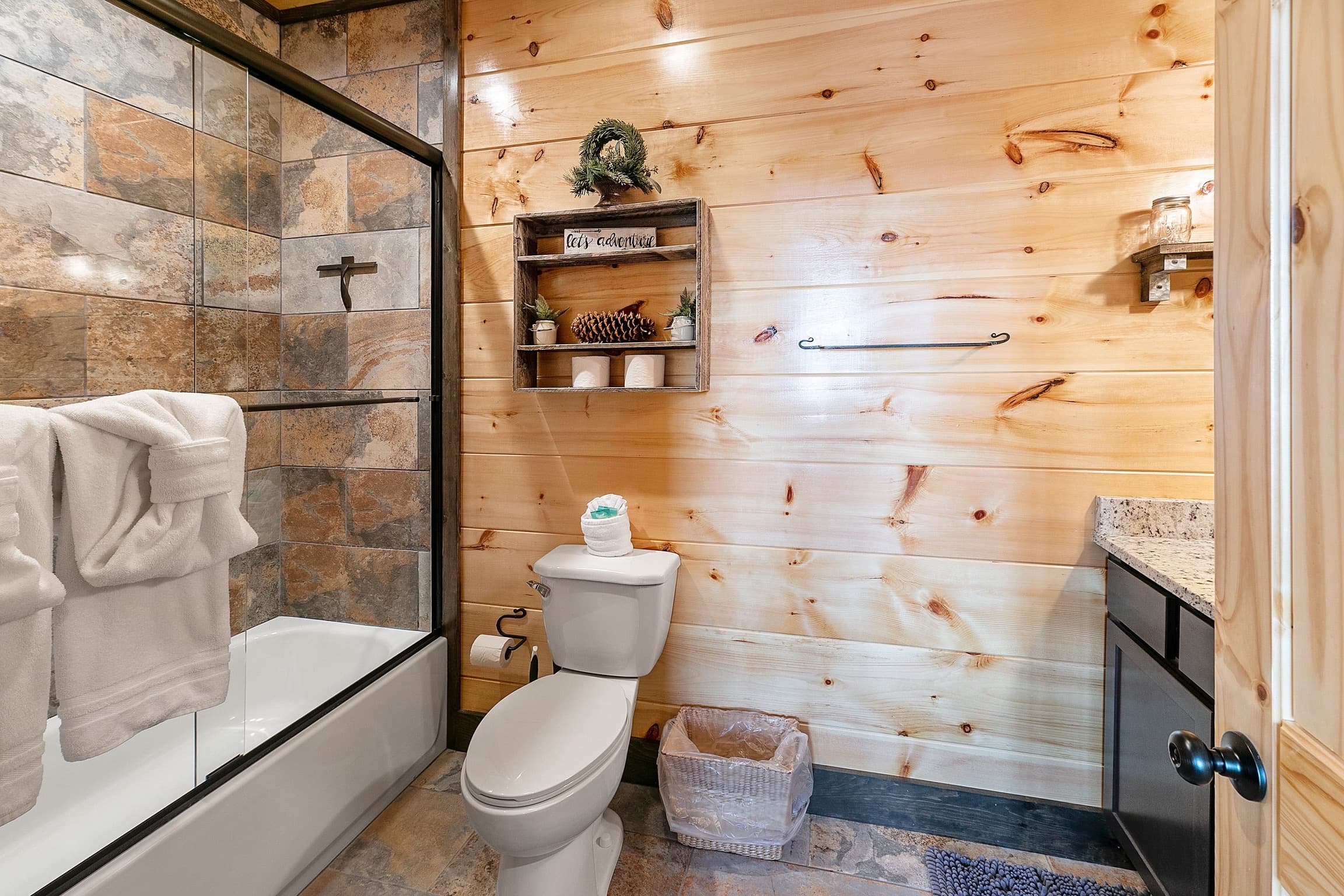 Picadilly Perch luxury cabin at Cobbly Nob Resort, Gatlinburg — photo 18
