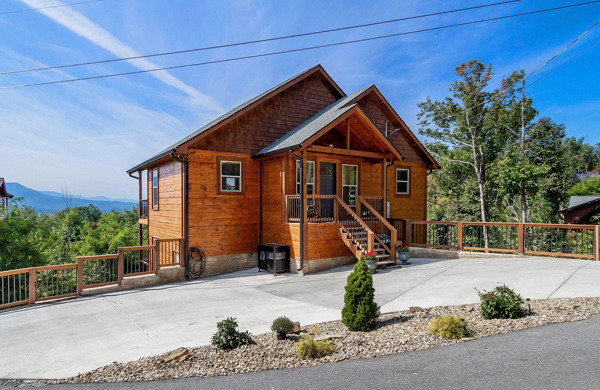 Picadilly Perch luxury cabin at Cobbly Nob Resort, Gatlinburg — photo 25