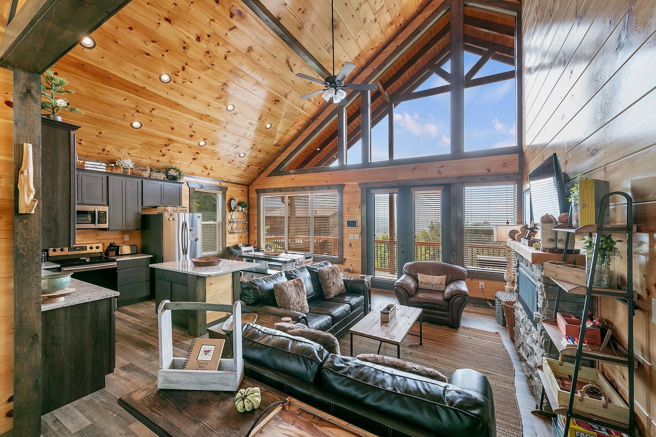 Picadilly Perch luxury cabin at Cobbly Nob Resort, Gatlinburg — photo 3